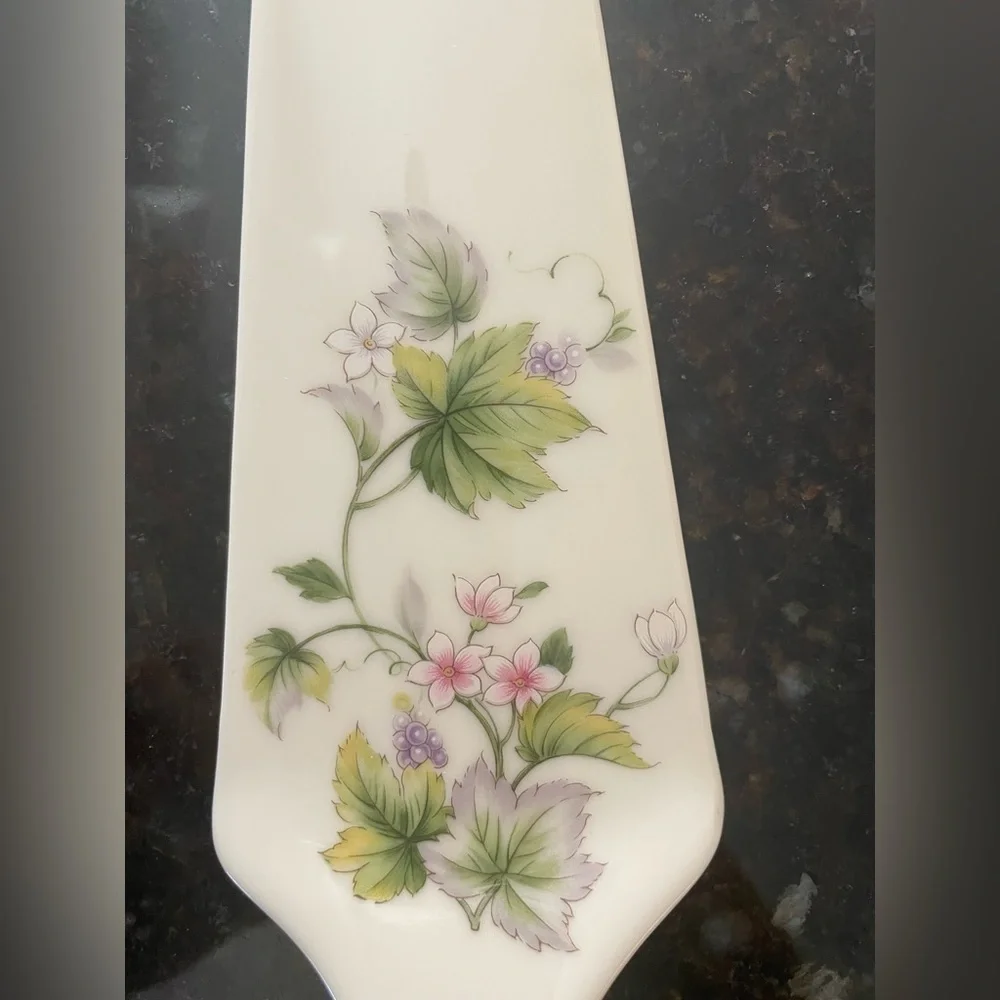Andrea by Sadek - Floral Porcelain Cake/Pie Server